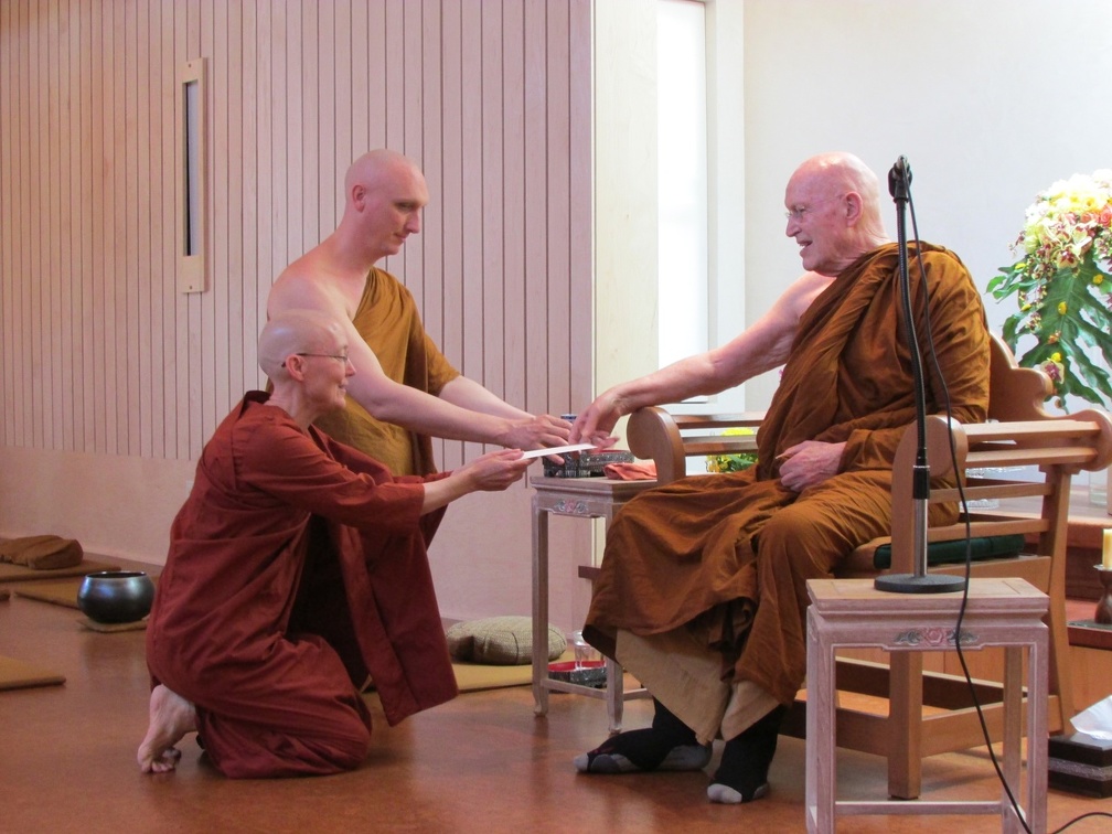 Luang Por Sumedho receives offerings from Bhikkhuni Santussika 