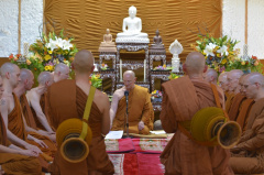 13 Approaching Luang Por