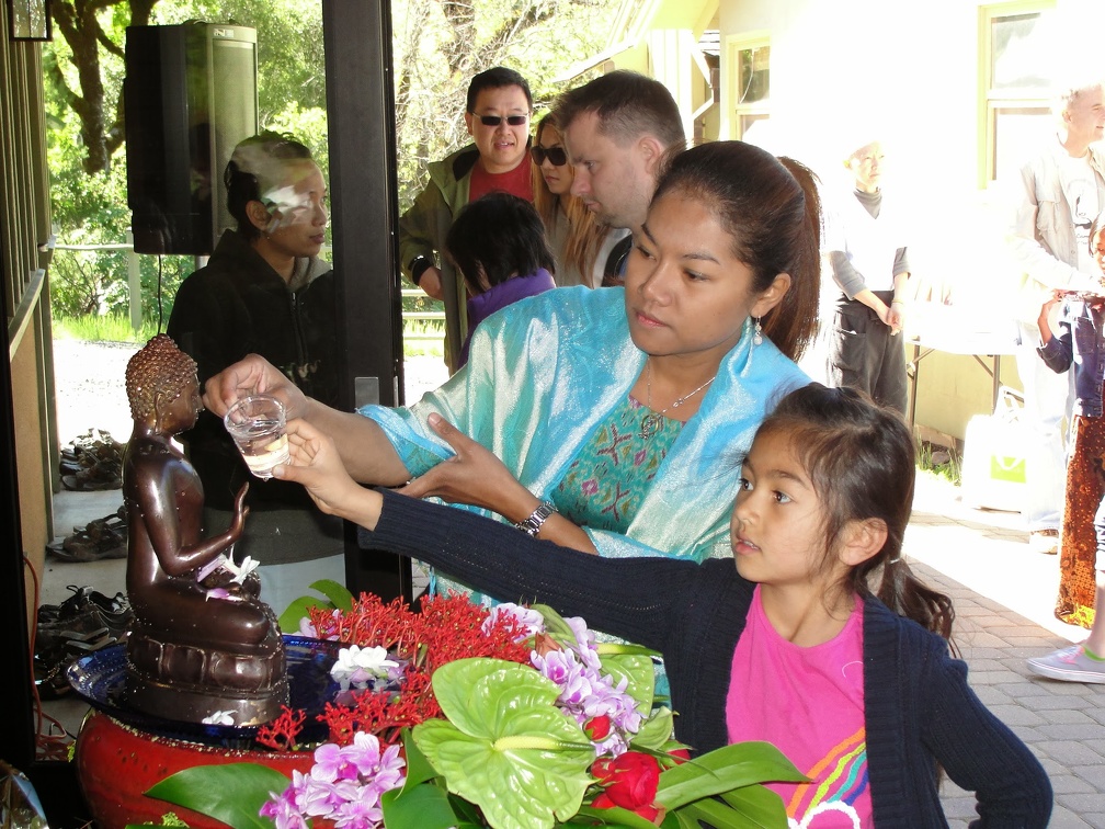011d) Washing Buddha Rupa on Sonkran Day 