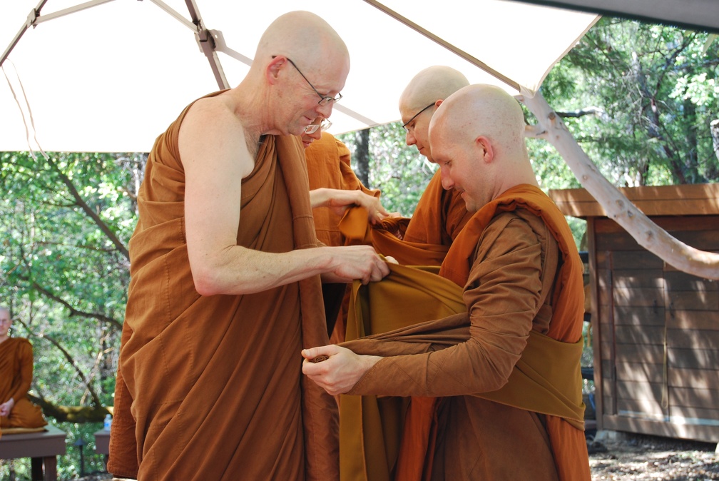 Tan Kondañño helps Sāmaṇera Tissaro with his Sanghāti