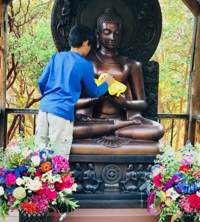 Preparing the Buddha Image for the evening's ceremony