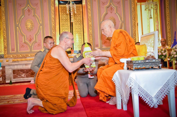 Luang Por paying respects to the current Supreme Patriarch of Thailand, Somdet Phra MahaMuniwong