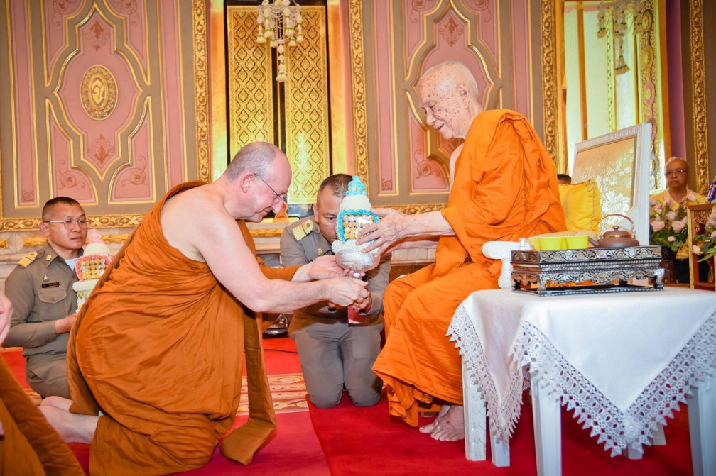Ajahn Amaro paying respects to the Supreme Patriarch